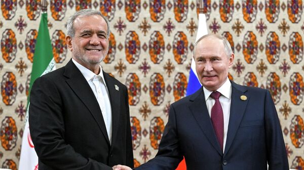 Putin shaking hands with Iran's President Masoud Pezeshkian - Sputnik भारत
