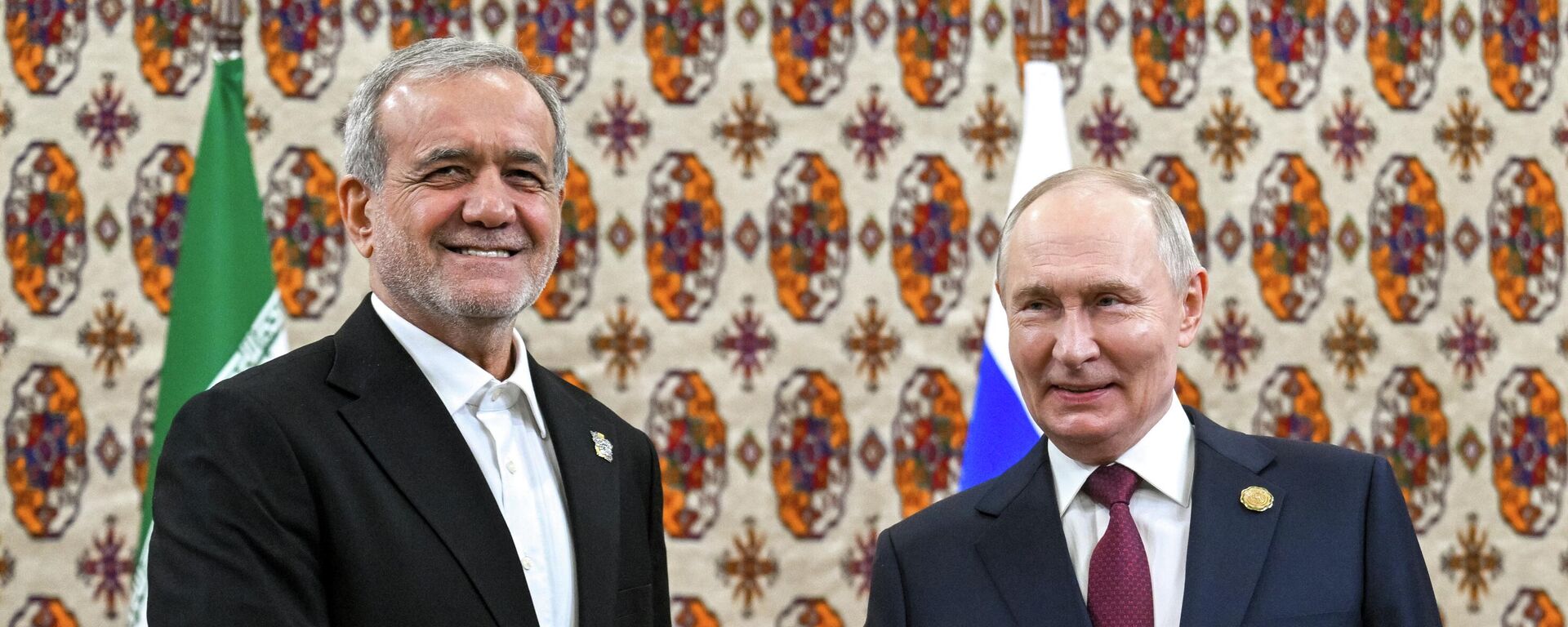 Putin shaking hands with Iran's President Masoud Pezeshkian - Sputnik India, 1920, 29.01.2026