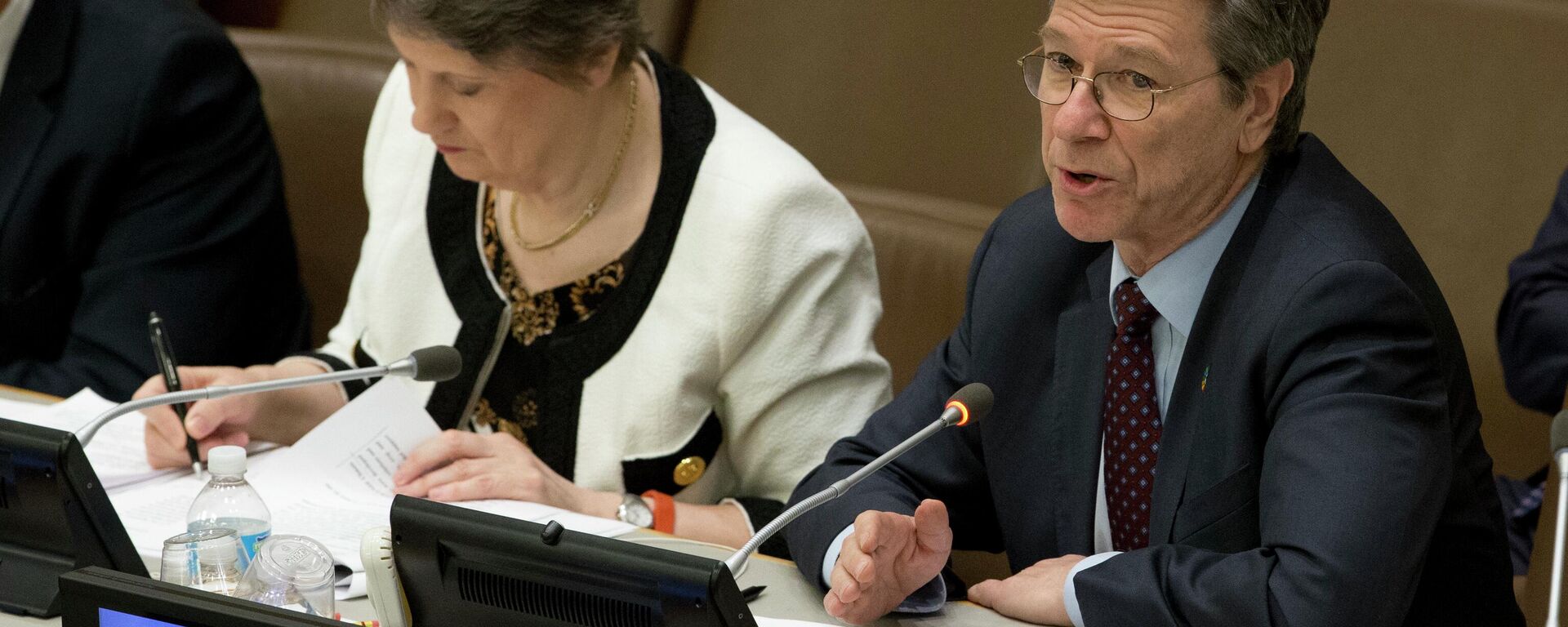 Earth Institute at Columbia University Director Jeffrey Sachs speaks during a high level meeting on the Implementation of the Climate and Development Agendas, Friday, April 22, 2016, at U.N. headquarters. (AP Photo/Mary Altaffer) - Sputnik भारत, 1920, 15.12.2025