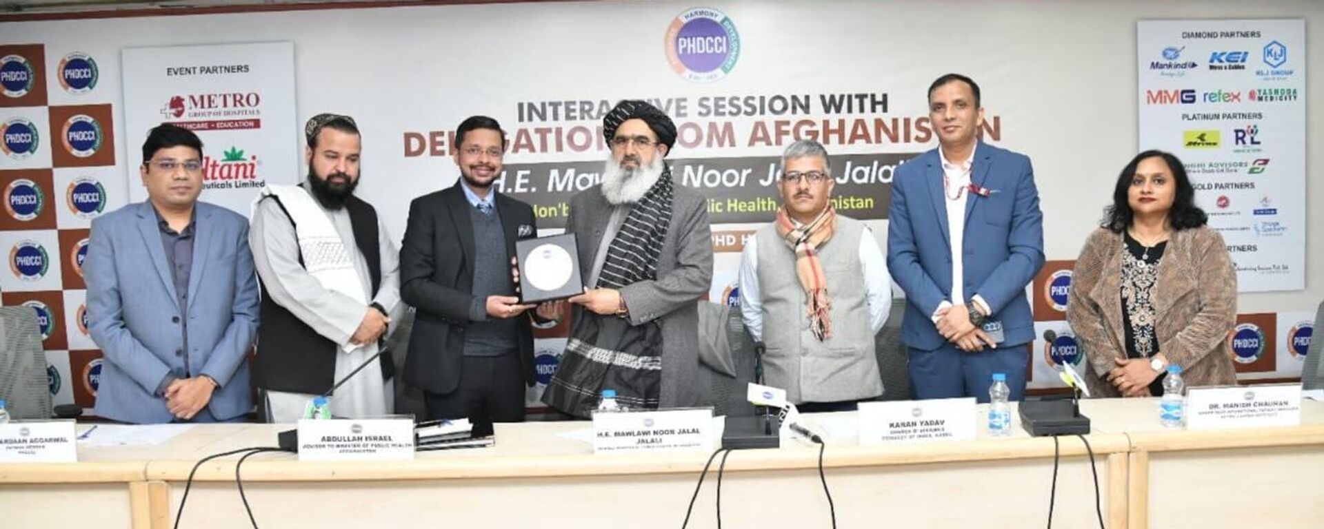 Afghanistan’s Public Health Minister Mawlawi Noor Jalal Jalali (centre), India’s Ambassador to Kabul Karan Yadav (third from right) and representatives from India’s PhD Chamber of Commerce and Industry (PHDCCI) at an interactive session in New Delhi on Saturday, (20 December). - Sputnik India, 1920, 20.12.2025