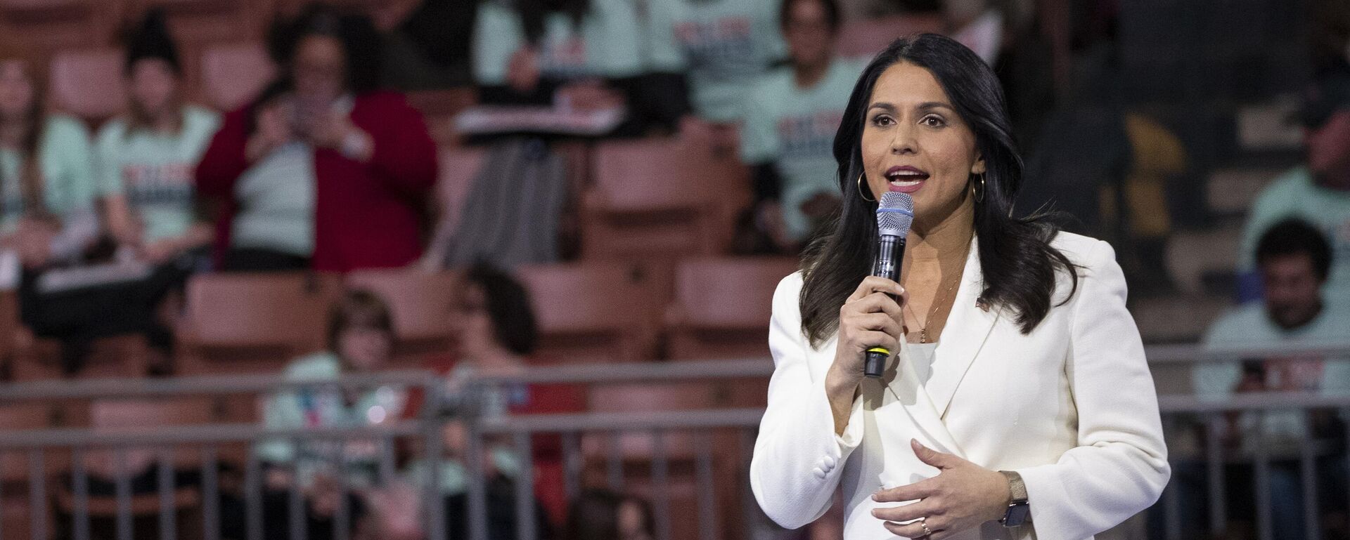 Democratic presidential candidate Rep. Tulsi Gabbard, D-Hawaii, speaks during the McIntyre-Shaheen 100 Club Dinner in Manchester, N.H. - Sputnik India, 1920, 21.12.2025