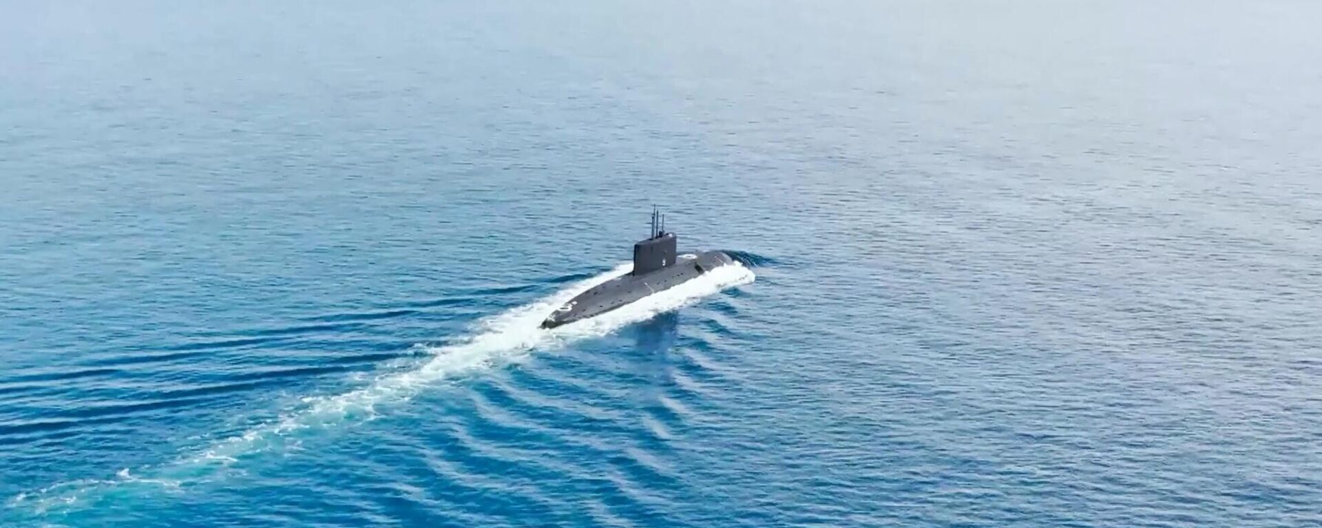 A diesel-electric submarine sails during the drills - Sputnik India, 1920, 09.04.2026
