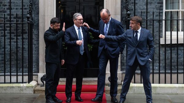 British Prime Minister Keir Starmer bids farewell as Ukrainian President Volodymyr Zelensky, German Chancellor Friedrich Merz and French President Emmanuel Macron depart following a meeting at Downing Street on December 8, 2025 in London, England. - Sputnik भारत