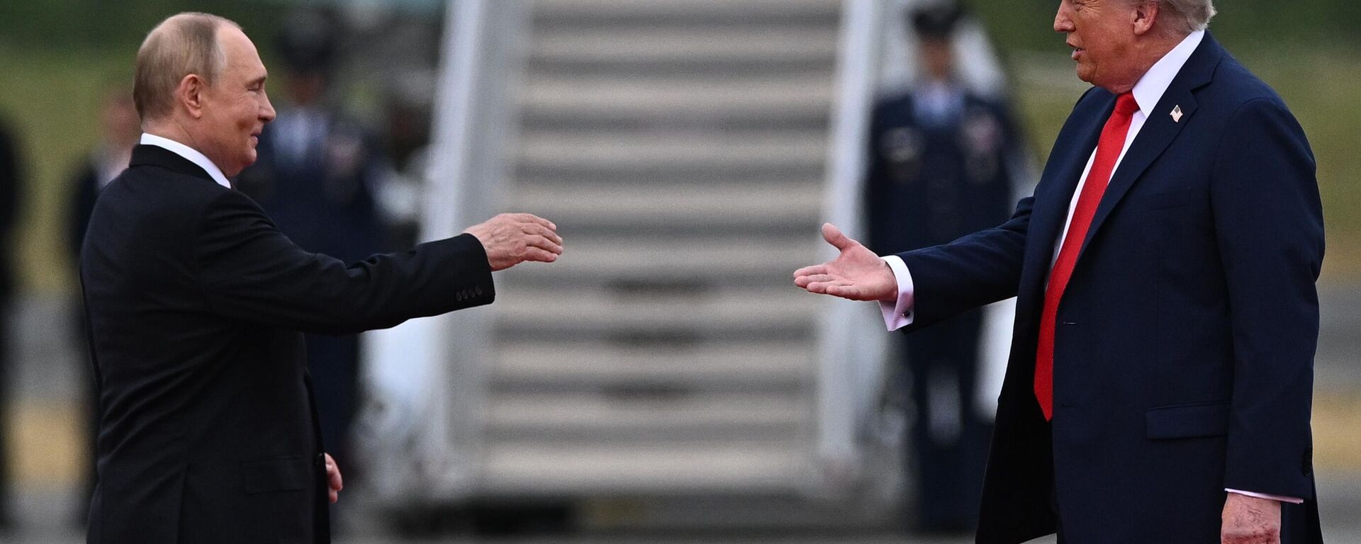 US President Donald Trump greets Russian President Vladimir Putin on the tarmac after they arrived to attend a meeting at Joint Base Elmendorf-Richardson in Anchorage, Alaska, the United States. - Sputnik India, 1920, 26.12.2025