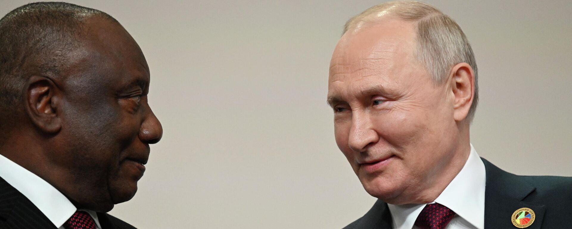 Vladimir Putin and South African President Cyril Ramaphosa  - Sputnik India, 1920, 27.12.2025