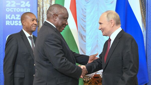 President of Russia Vladimir Putin and President of South Africa Cyril Ramaphosa during their meeting at the 16th BRICS Summit in Kazan. Tuesday, October 22, 2024. - Sputnik भारत