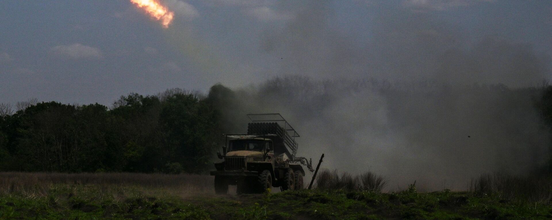 Russian servicemen of the 275th self-propelled artillery regiment, 1st Guards Tank Army of the West group of forces, fire a BM-21 Grad multiple rocket launcher towards Ukrainian positions - Sputnik भारत, 1920, 29.12.2025