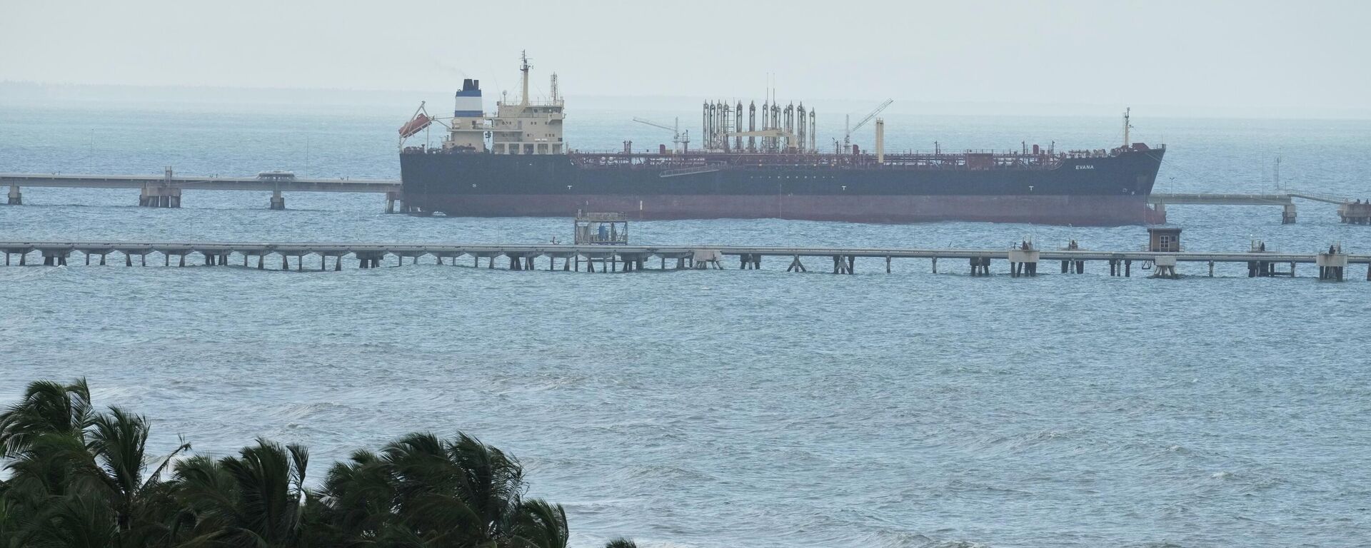 Evana, an oil tanker, is docked at El Palito port in Puerto Cabello, Venezuela, Sunday, Dec. 21, 2025.  - Sputnik भारत, 1920, 04.01.2026