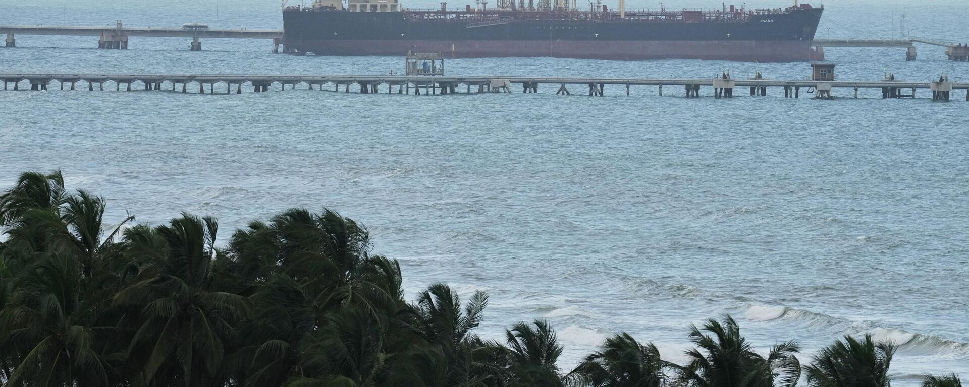 Evana, an oil tanker, is docked at El Palito port in Puerto Cabello, Venezuela, Sunday, Dec. 21, 2025.  - Sputnik भारत, 1920, 04.01.2026