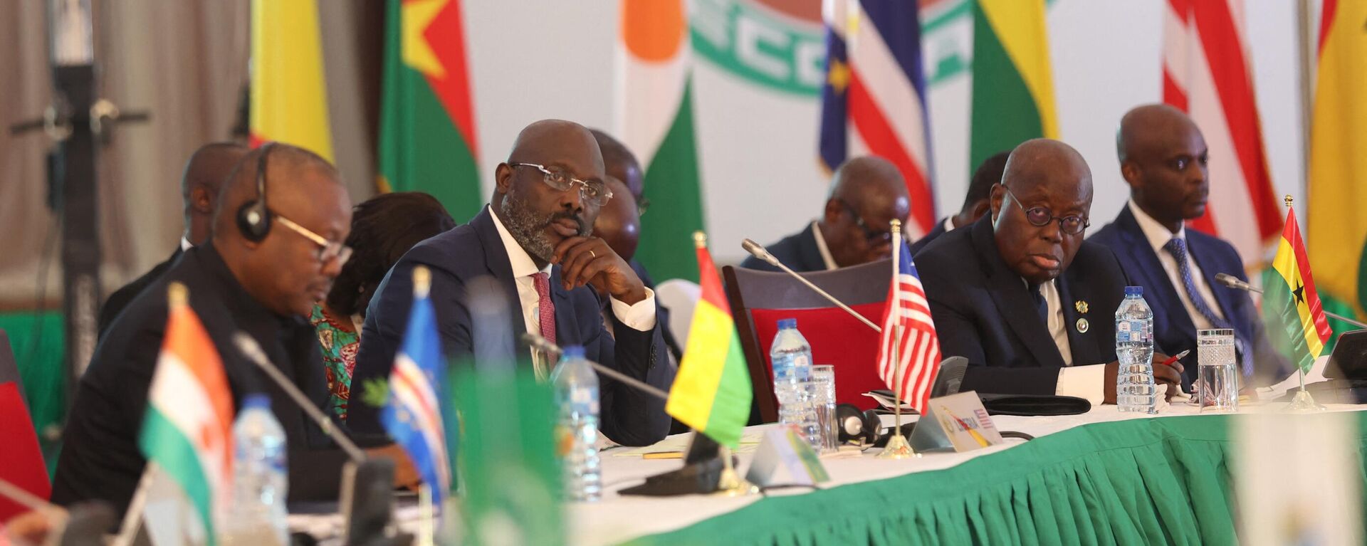 Liberiaґs President George Weah (2nd L) and Ghana President Nana Akufo-Addo (2nd R) react during the 64th Economic Community of West African States (ECOWAS) Head of States and Government ordinary session in Abuja on December 10, 2023 - Sputnik India, 1920, 05.01.2026
