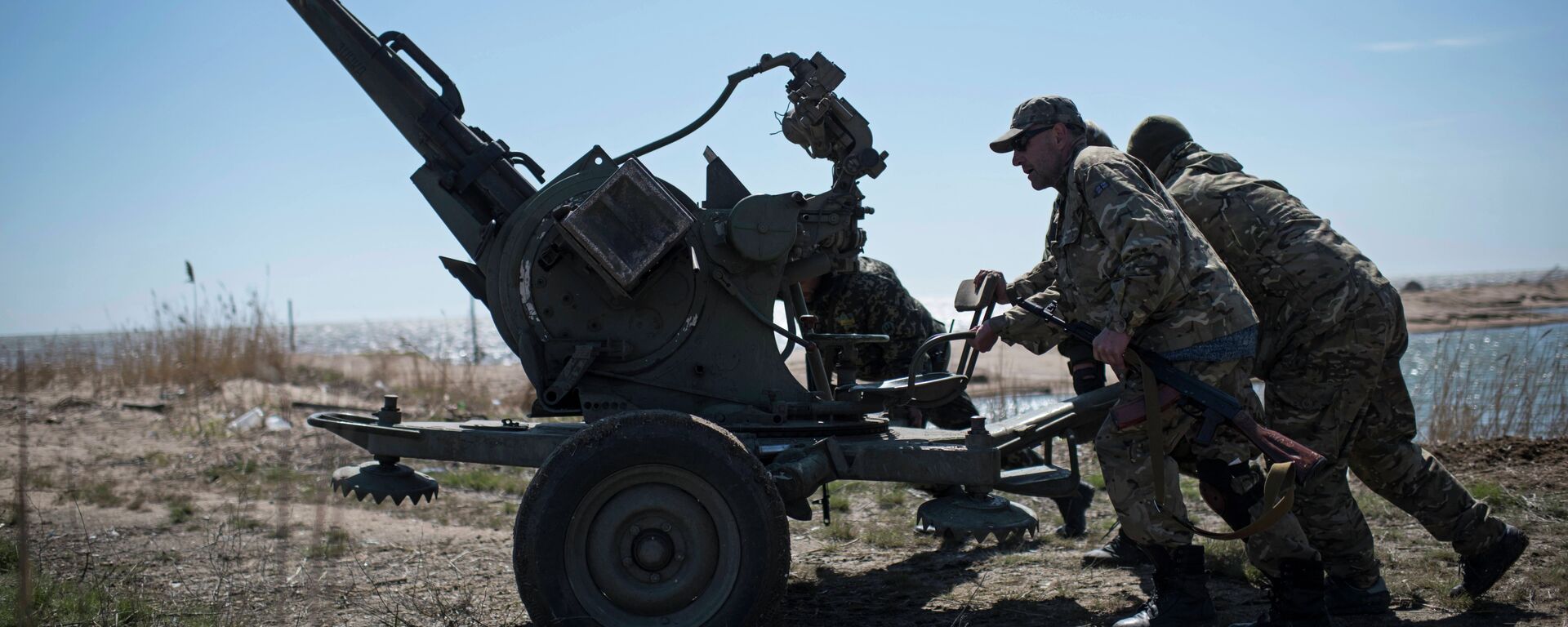 Ukrainian servicemen deploy a weapon at the beach of the Azov Sea in Shyrokyne, eastern Ukraine - Sputnik भारत, 1920, 06.01.2026