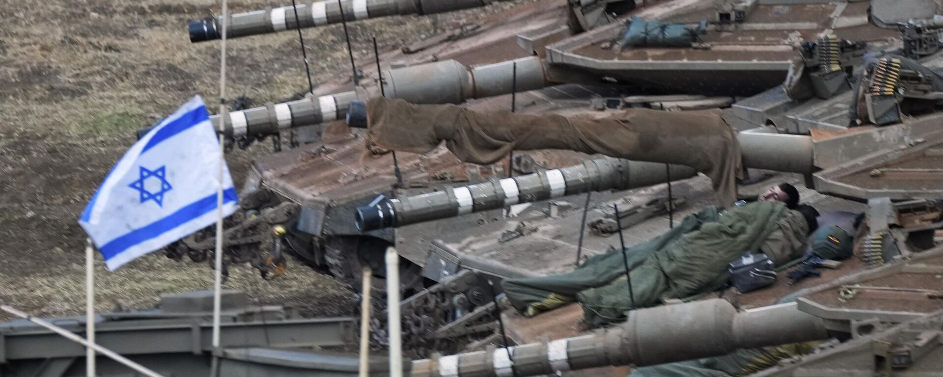 Israeli soldiers sleep on tanks in a staging area in northern Israel near the Israel-Lebanon border. - Sputnik भारत, 1920, 16.04.2026