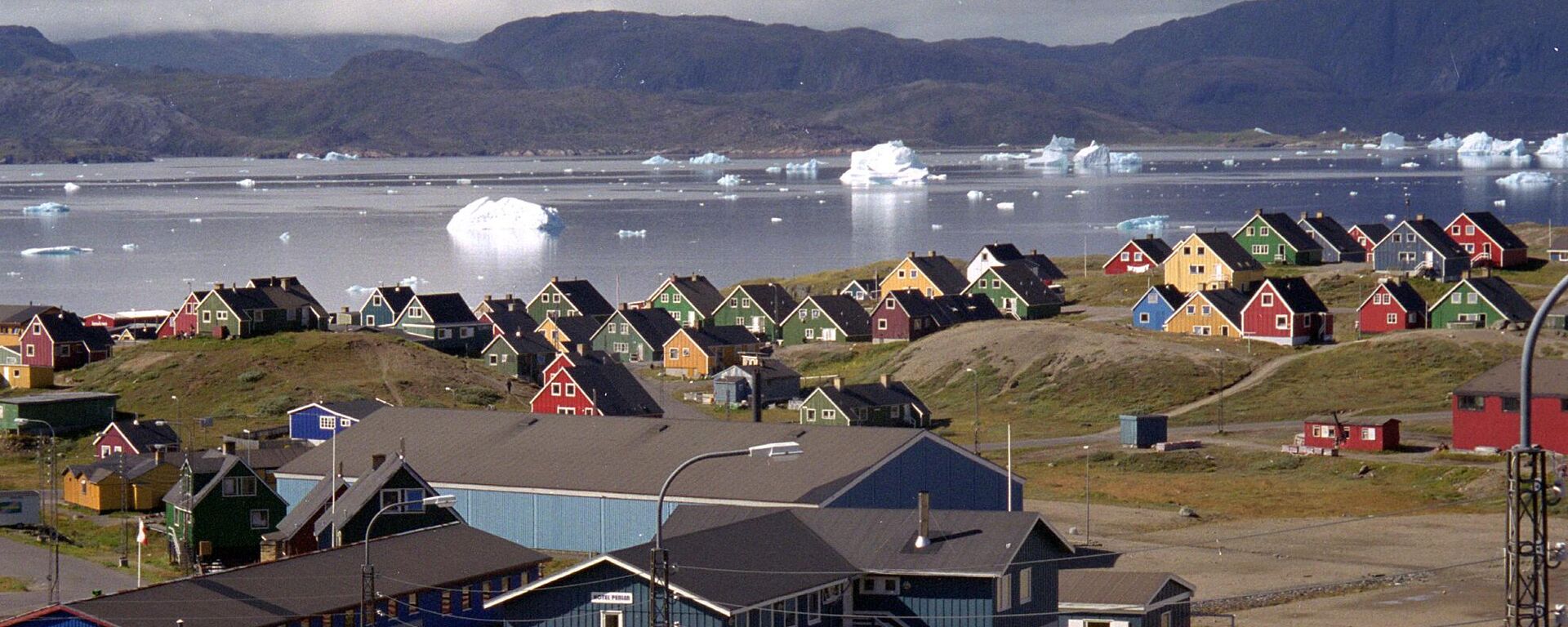 Giant icebergs float in the fjord in Narsaq, southern Greenland. - Sputnik India, 1920, 16.01.2026