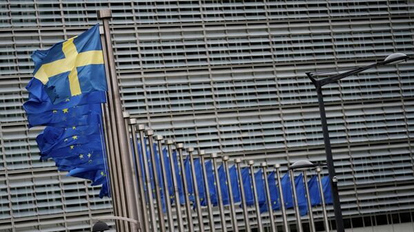 The Swedish and European flags flap in the wind prior to a meeting of European Commission President Ursula von der Leyen and Sweden's Prime Minister Ulf Kristersson at EU headquarters in Brussels, Thursday, Feb. 22, 2024. - Sputnik भारत