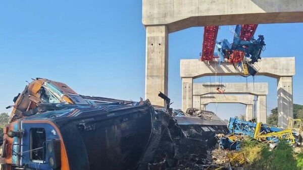 At least 22 dead as crane collapses onto train in Thailand - Sputnik India