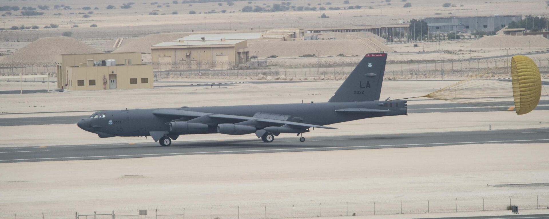 A B-52 Stratofortress from Barksdale Air Force Base, Louisiana, touches down at Al Udeid Air Base, Qatar, April 9, 2016. - Sputnik भारत, 1920, 14.01.2026