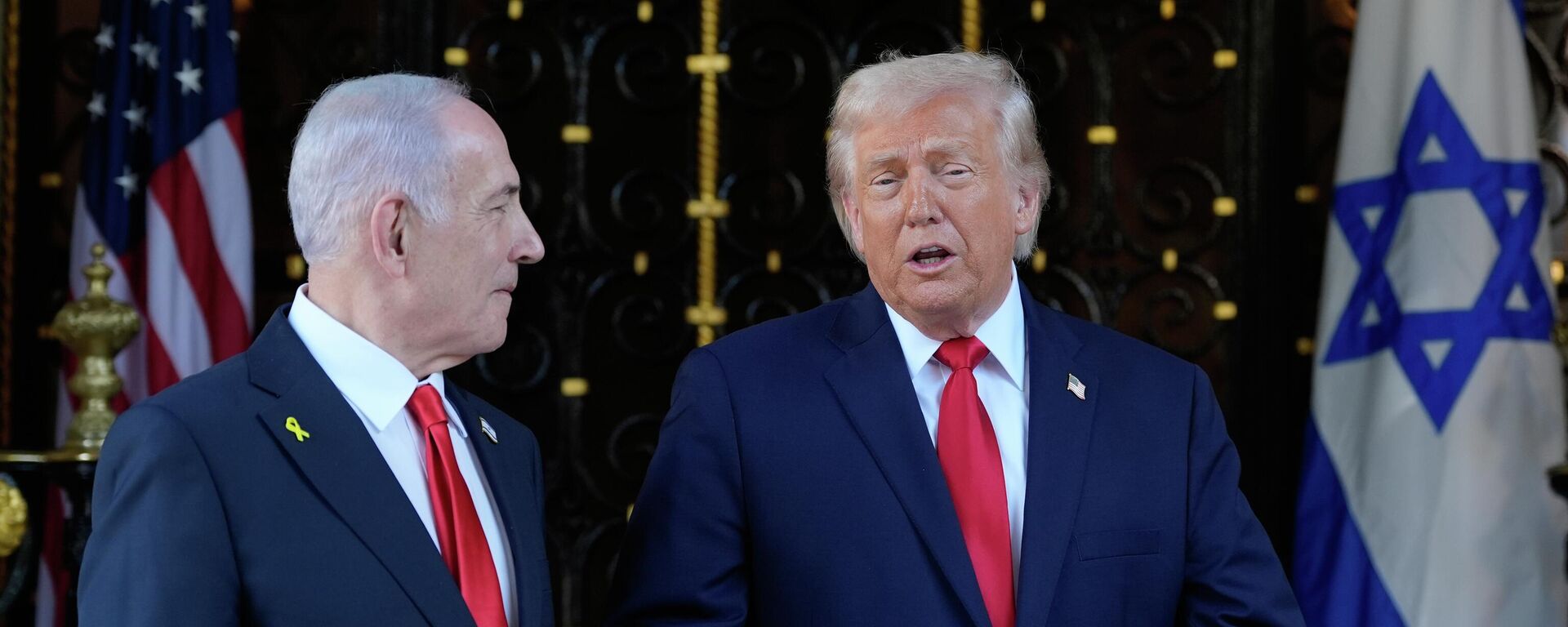 President Donald Trump speaks to reporters as he greets Israel's Prime Minister Benjamin Netanyahu at his Mar-a-Lago club, Monday, Dec. 29, 2025, in Palm Beach, Fla - Sputnik India, 1920, 18.01.2026