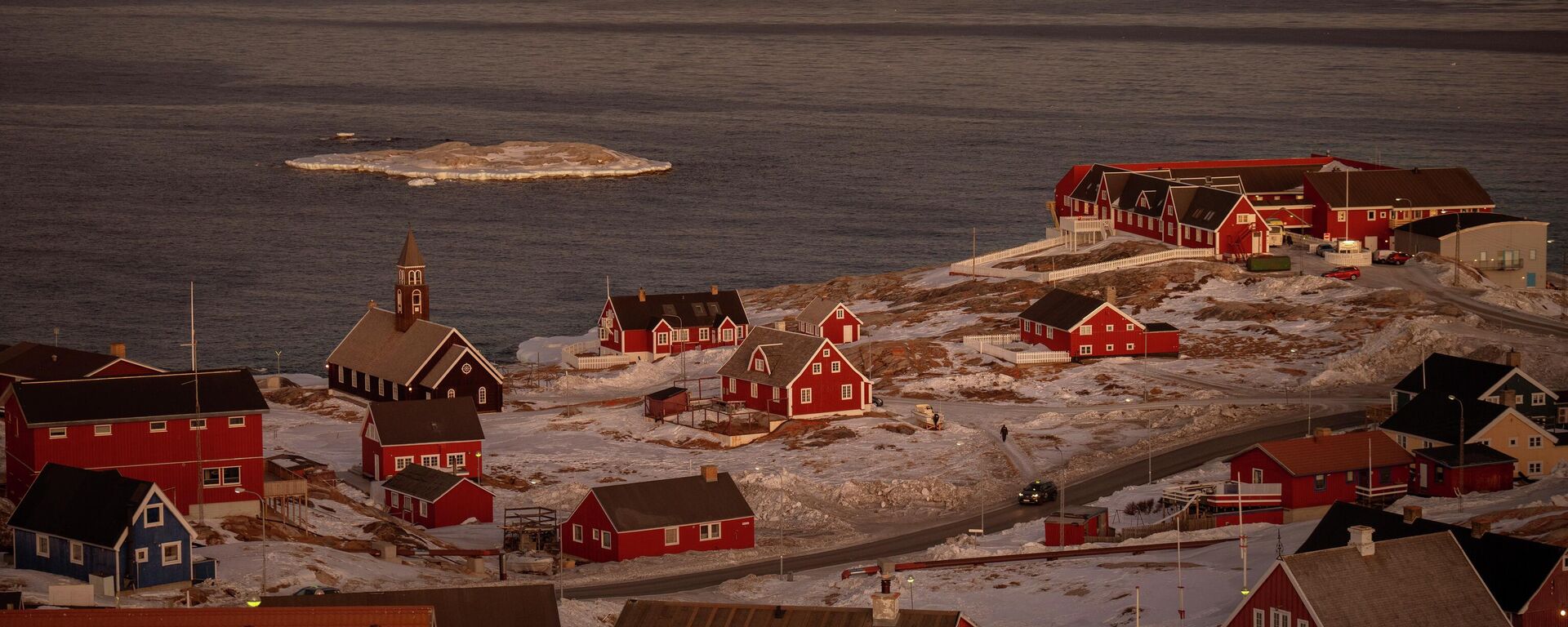 A large iceberg is photographed near the city of Ilulissat, Greenland, Wednesday Feb.19, 2025. - Sputnik भारत, 1920, 18.01.2026