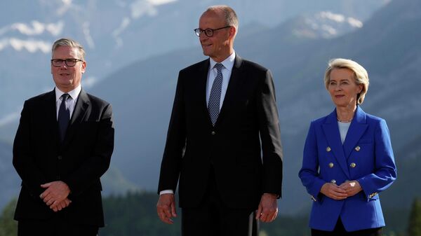 Britain's Prime Minister Keir Starmer, Germany's Chancellor Friedrich Merz, and European Commission President Ursula von der Leyen arrive for a group photo at the G7 Summit, Monday, June 16, 2025, in Kananaskis, Canada. - Sputnik भारत
