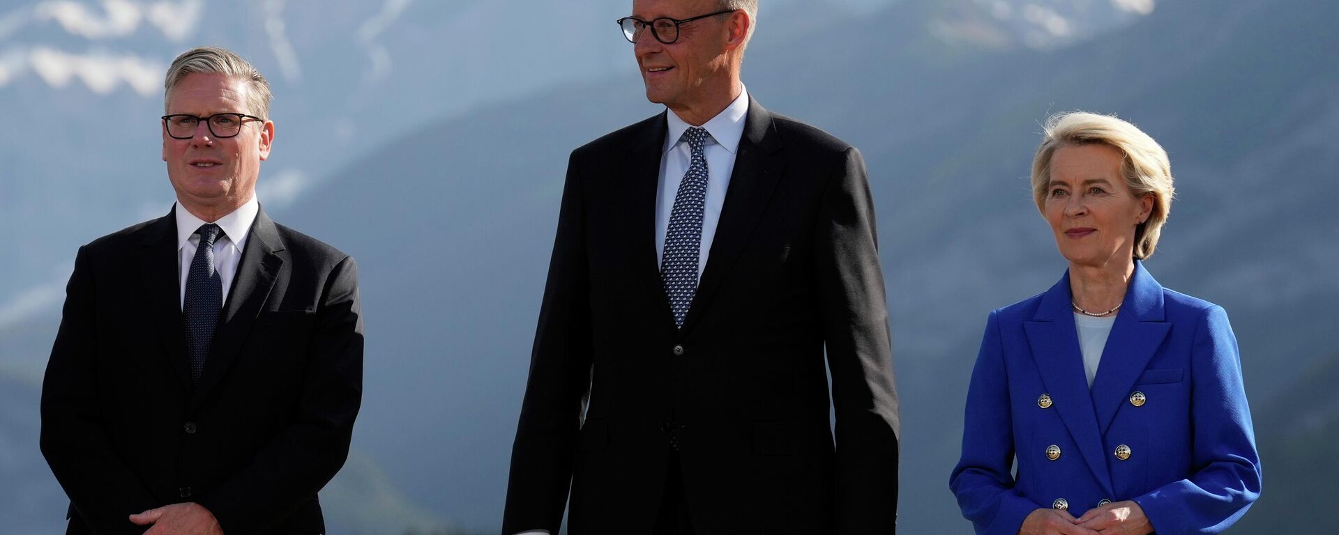 Britain's Prime Minister Keir Starmer, Germany's Chancellor Friedrich Merz, and European Commission President Ursula von der Leyen arrive for a group photo at the G7 Summit, Monday, June 16, 2025, in Kananaskis, Canada. - Sputnik भारत, 1920, 19.01.2026
