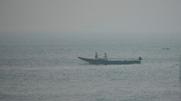 Fishermen travel on a boat on the Bay of Bengal coast in Visakhapatnam, India, Friday, Oct. 17, 2025. - Sputnik भारत