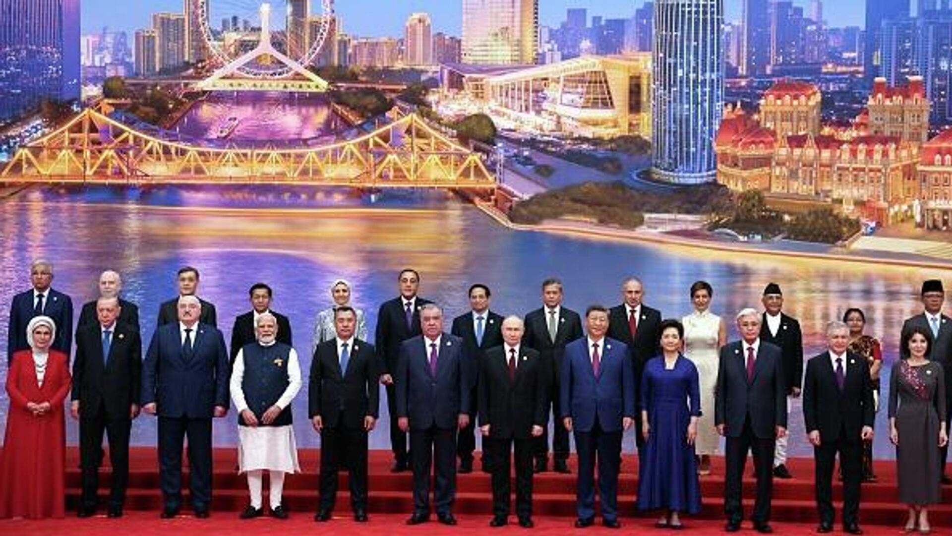 Russia's President Vladimir Putin, Chinese President Xi Jinping, his wife Peng Liyuan and foreign leaders pose during a family photo of the Shanghai Cooperation Organization (SCO) Summit in Tianjin on August 31, 2025. - Sputnik India, 1920, 02.02.2026