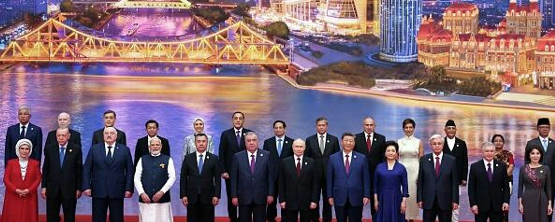 Russia's President Vladimir Putin, Chinese President Xi Jinping, his wife Peng Liyuan and foreign leaders pose during a family photo of the Shanghai Cooperation Organization (SCO) Summit in Tianjin on August 31, 2025. - Sputnik India, 1920, 02.02.2026