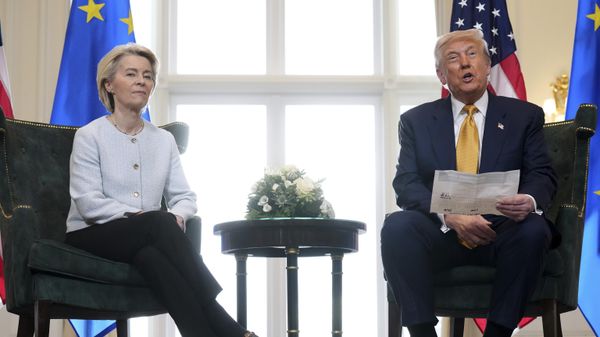  President Donald Trump reads from a paper and European Commission President Ursula von der Leyen listens after reaching a trade deal between the U.S. and the EU at the Trump Turnberry golf course in Turnberry, Scotland Sunday, July 27, 2025.  - Sputnik India