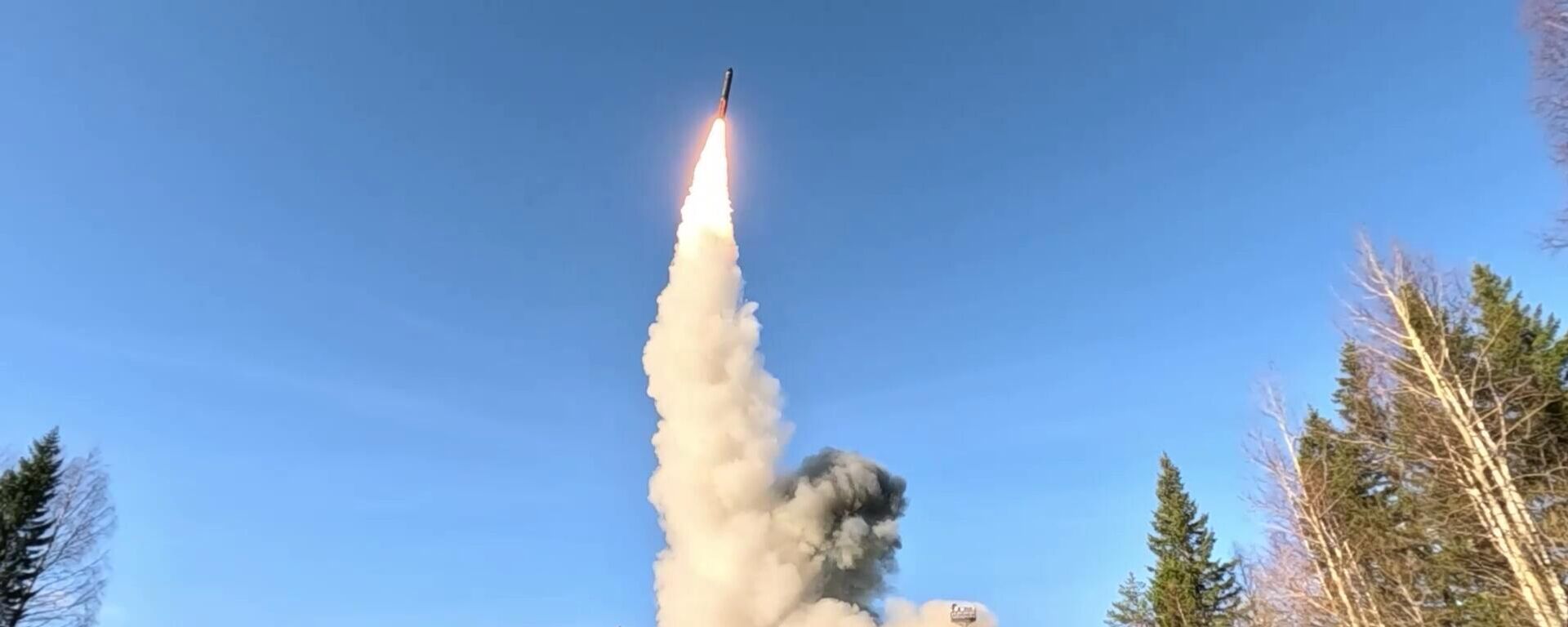 The launch of a Yars intercontinental ballistic missile during a training exercise of strategic nuclear forces involving their ground, sea, and air components. - Sputnik India, 1920, 04.02.2026