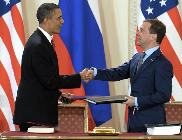 Then-US President Barack Obama and then-Russian President Dmitry Medvedev after signing the New START Treaty at Prague Castle on April 8, 2010. - Sputnik भारत