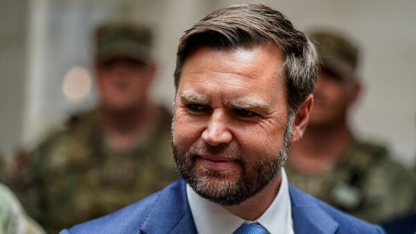 Vice President JD Vance meets with members of the National Guard at Union Station in Washington, Wednesday, Aug. 20, 2025 - Sputnik भारत