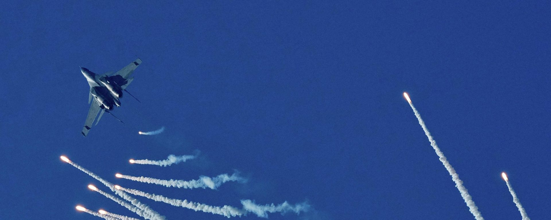 An Indian Air Force Sukhoi Su-30 fighter aircraft performs during 93rd Indian Airforce Day celebration in Guwahati, India, Sunday, Nov. 9, 2025. - Sputnik भारत, 1920, 06.02.2026