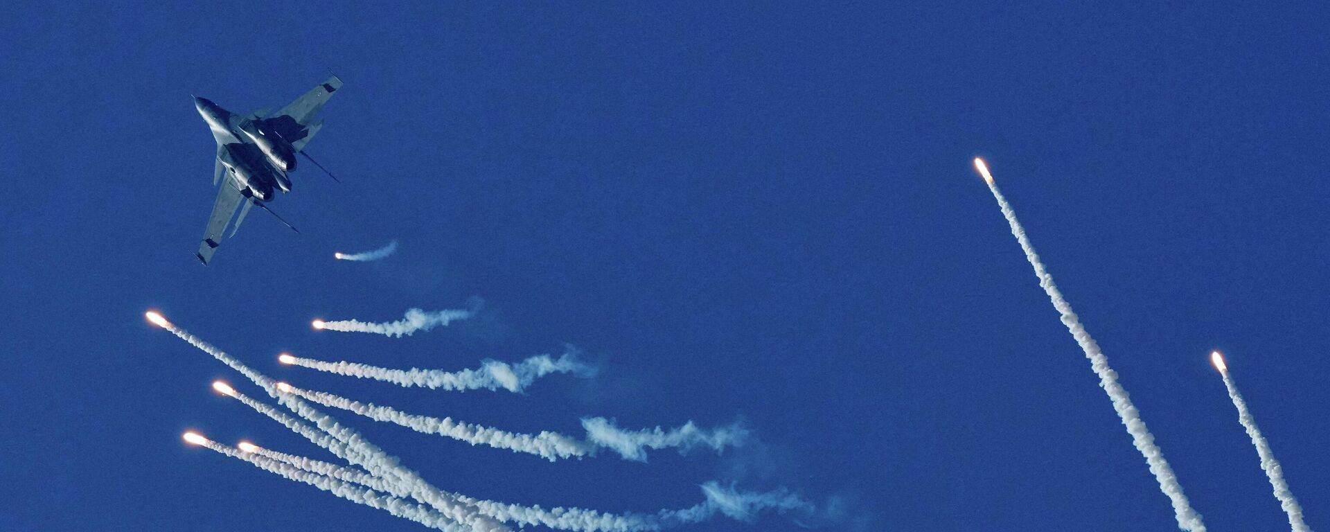 An Indian Air Force Sukhoi Su-30 fighter aircraft performs during 93rd Indian Airforce Day celebration in Guwahati, India, Sunday, Nov. 9, 2025. - Sputnik भारत, 1920, 06.02.2026