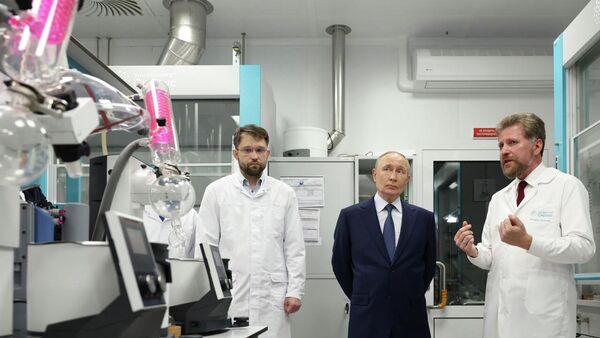 Russian President Vladimir Putin visited the Sirius Science and Technology University - Sputnik India