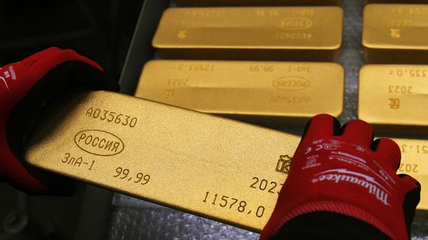 Ingots of 99.99 percent pure gold are placed in a workroom at Krastsvetmet precious metals plant, in Krasnoyarsk, Russia. - Sputnik भारत