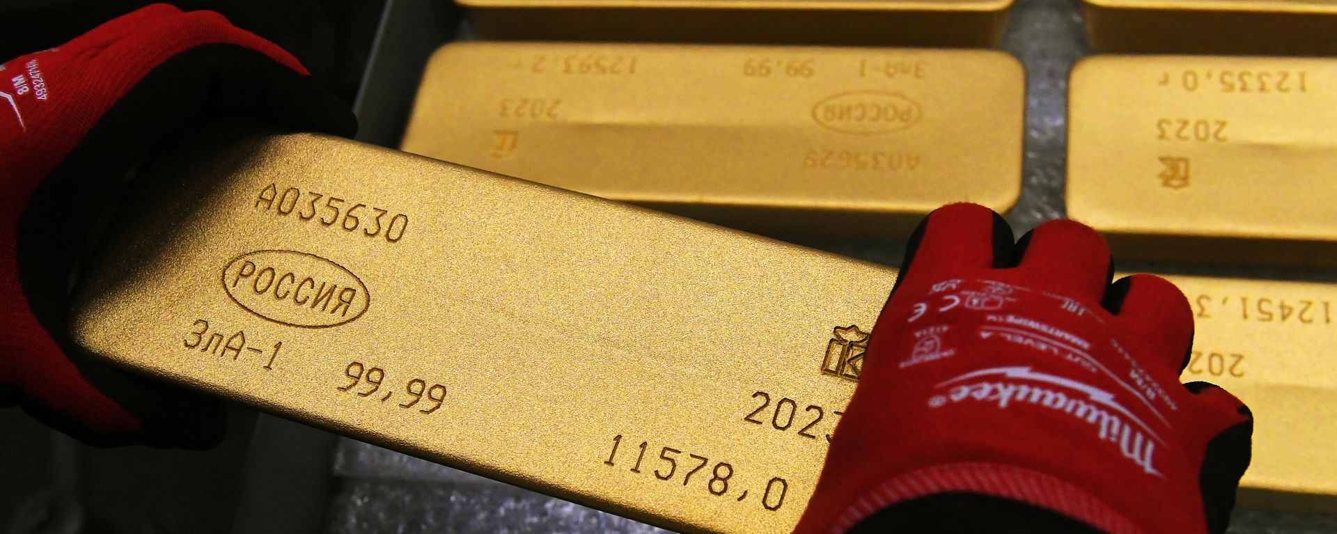 Ingots of 99.99 percent pure gold are placed in a workroom at Krastsvetmet precious metals plant, in Krasnoyarsk, Russia. - Sputnik भारत, 1920, 01.07.2026