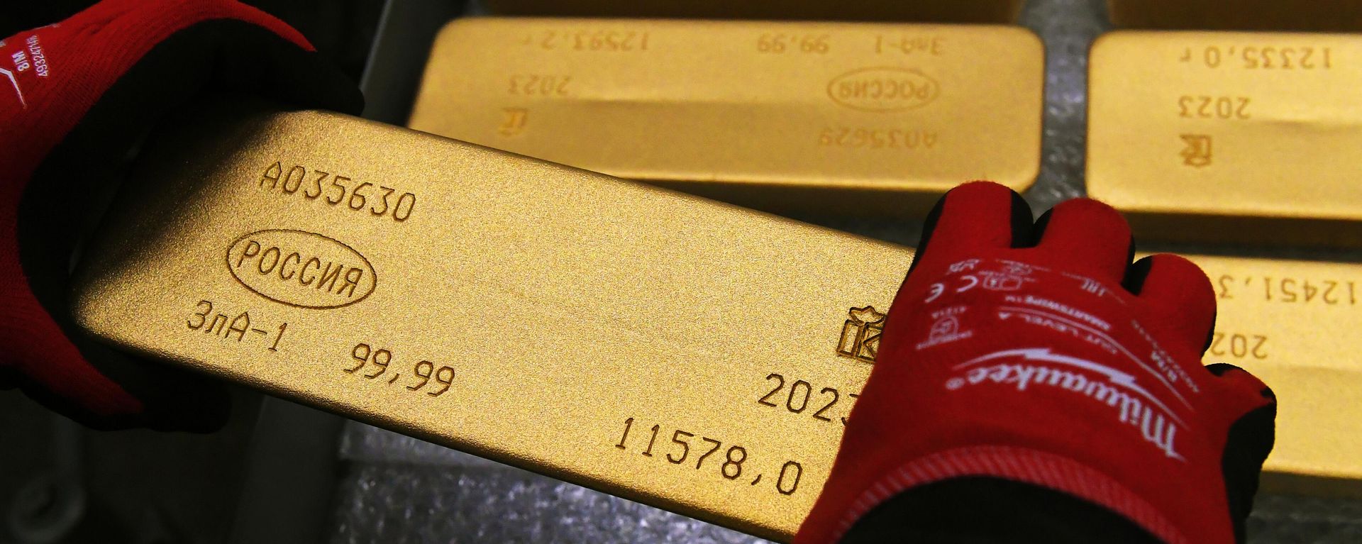 Ingots of 99.99 percent pure gold are placed in a workroom at Krastsvetmet precious metals plant, in Krasnoyarsk, Russia. - Sputnik भारत, 1920, 01.07.2026