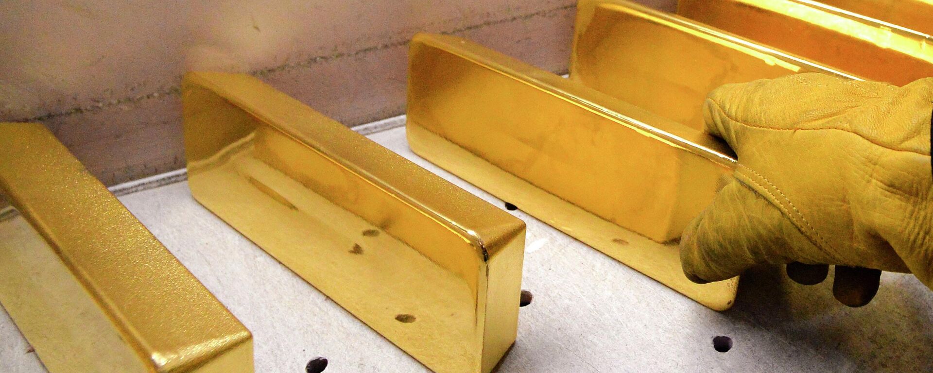 Gold bars of the highest standard of 99.99 percent purity  - Sputnik India, 1920, 06.02.2026