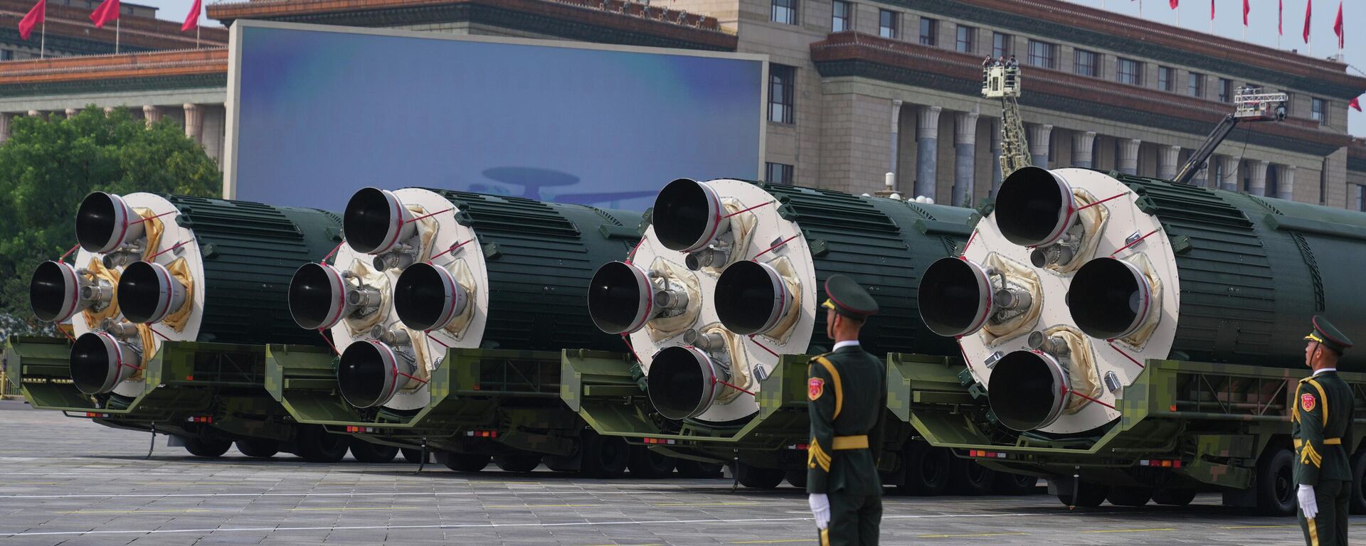 The DF-5C liquid-fueled intercontinental strategic nuclear missiles take part in a military parade to commemorate the 80th anniversary of Japan's World War II surrender held in front of Tiananmen Gate in Beijing, Wednesday, Sept. 3, 2025. - Sputnik भारत, 1920, 11.02.2026