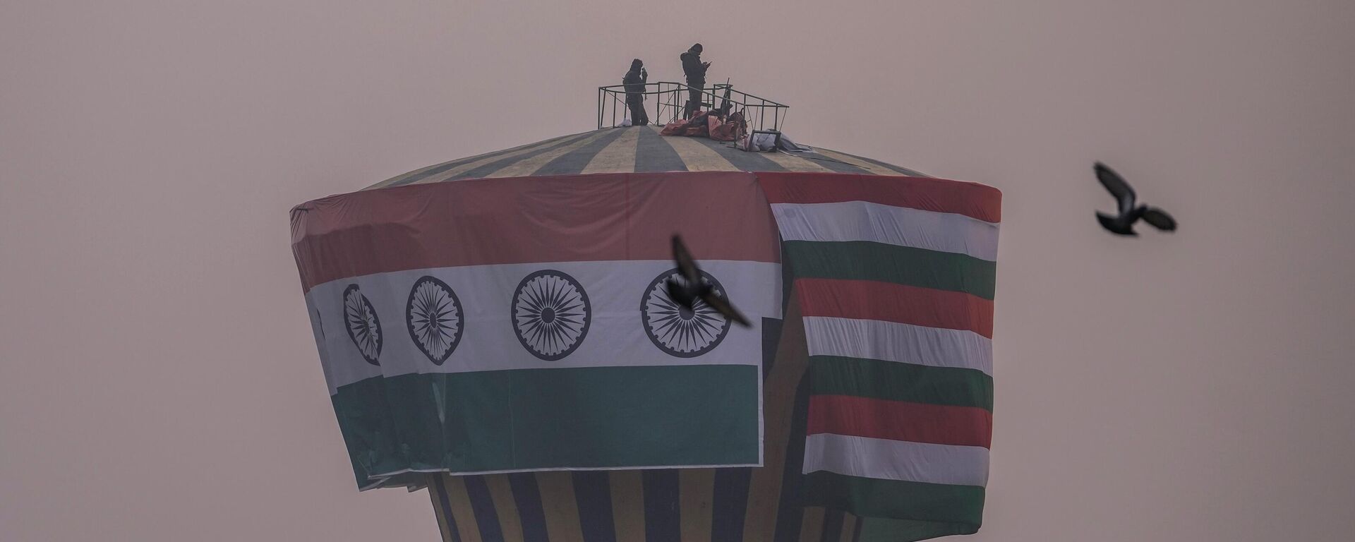 Indian policemen stand guard on top of a giant water tank in Srinagar, Friday, Jan. 26 , 2024. - Sputnik भारत, 1920, 18.02.2026