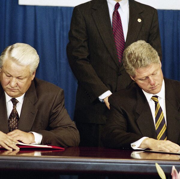 US President Bill Clinton, right, and Russian President Boris Yeltsin, left, sign the Non-Proliferation Treaty in the Budapest Convention Center, Dec. 5, 1994 after the first session of the CSCE summit meeting ended.  - Sputnik भारत