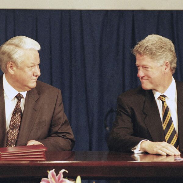 US President Bill Clinton, right, and Russian President Boris Yeltsin, left, look at each other after the signing ceremony for the Non-Proliferation Treaty in the Budapest Convention Center, Dec. 5, 1994, the first day of the two-day CSCE summit meeting in Hungary. - Sputnik भारत