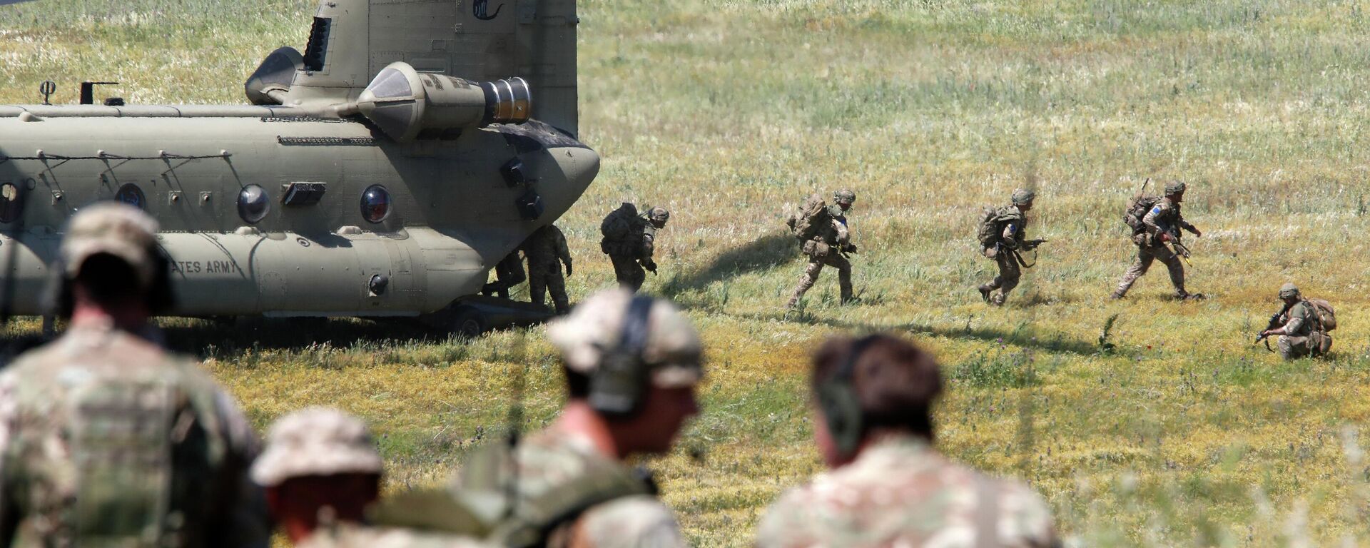 British soldiers deploy from a U.S. helicopter during the Swift Response 22 military exercise at the Krivolak army training polygon in the central part of North Macedonia, on Thursday, May 12, 2022.  - Sputnik भारत, 1920, 26.02.2026