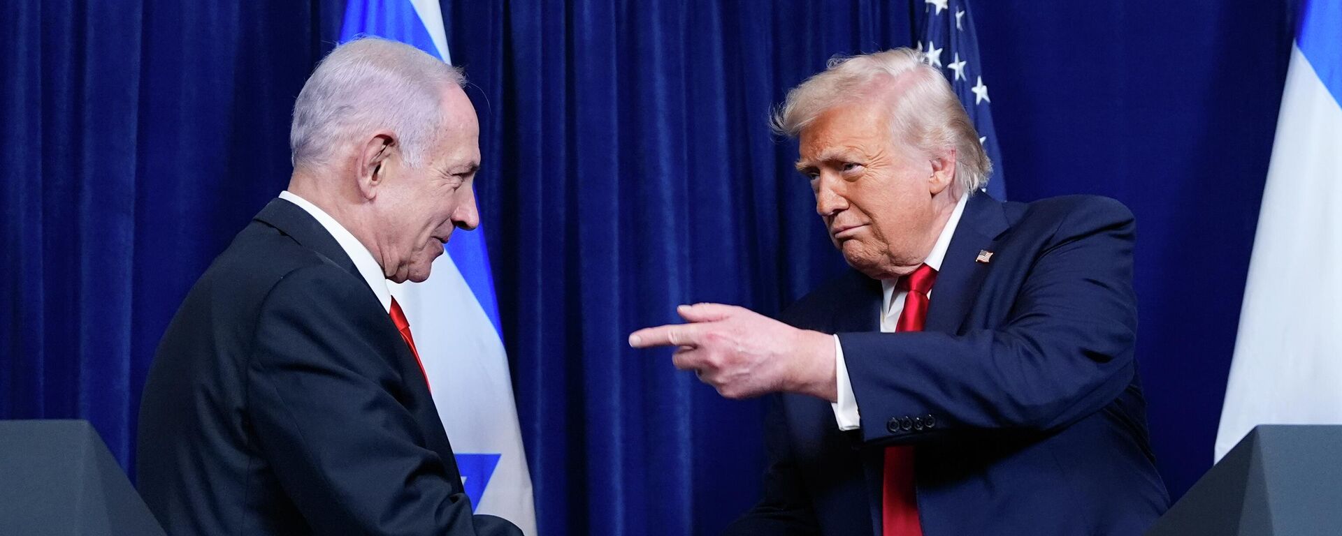 President Donald Trump shakes hands with Israel's Prime Minister Benjamin Netanyahu during a news conference at Mar-a-Lago, Monday, Dec. 29, 2025, in Palm Beach, Fla. - Sputnik भारत, 1920, 26.02.2026
