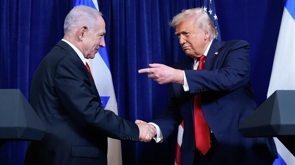 President Donald Trump shakes hands with Israel's Prime Minister Benjamin Netanyahu during a news conference at Mar-a-Lago, Monday, Dec. 29, 2025, in Palm Beach, Fla. - Sputnik भारत