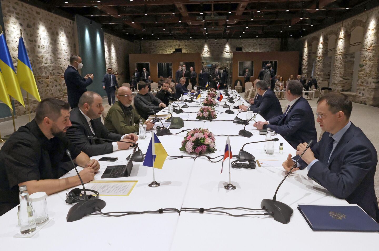 The head of the 'Servant of the People' faction in the Verkhovna Rada of Ukraine Davyd Arakhamia, left, and Russian Presidential Aide Vladimir Medinsky, right, are seen at the table during the Russian-Ukrainian talks at the Dolmabahce Palace, in Istanbul, Turkey - Sputnik भारत