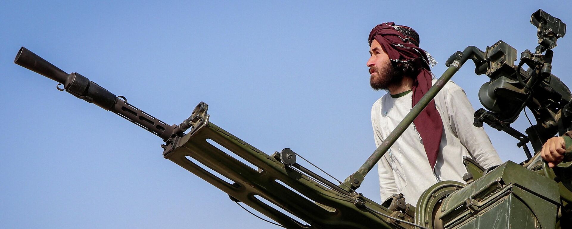 A Taliban soldier stands next to an anti-aircraft gun while on lookout for Pakistani fighter jets, in Khost province, Afghanistan, February 27, 2026. - Sputnik India, 1920, 28.03.2026