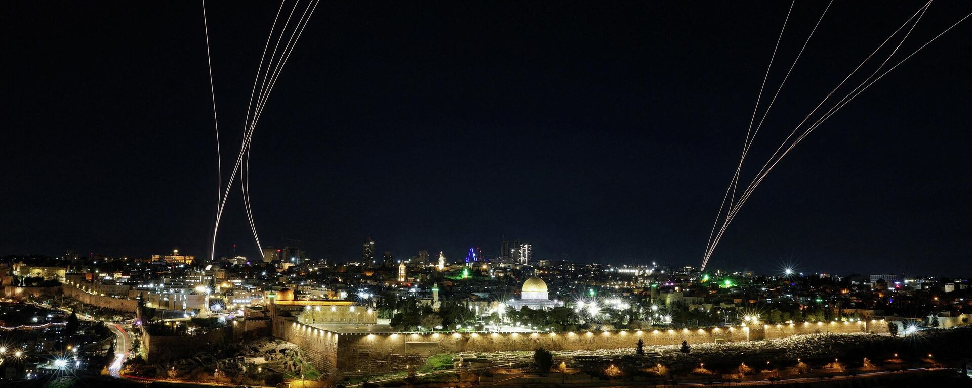 Interception attempts are made by Israel as missiles are launched from Iran, following Israeli and U.S. strikes on Iran, in Jerusalem March 1, 2026.  - Sputnik भारत, 1920, 02.03.2026