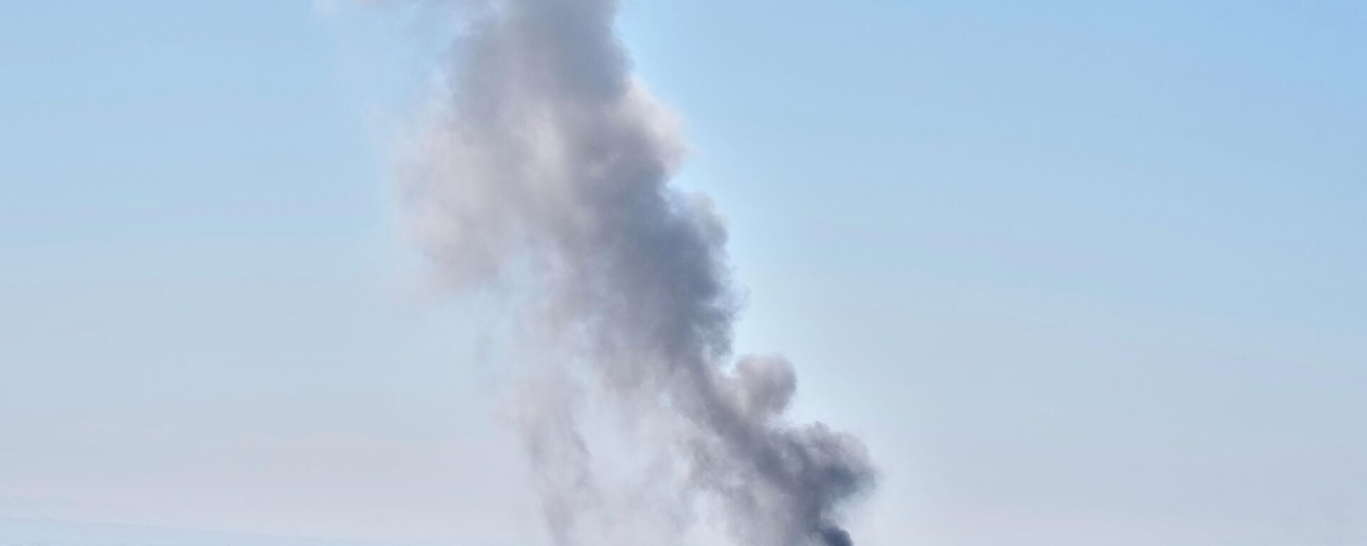 A plume of smoke rises after a strike in Tehran, Iran, Sunday, March 1, 2026. A plume of smoke rises after a strike in Tehran, Iran, Sunday, March 1, 2026. - Sputnik India, 1920, 04.03.2026