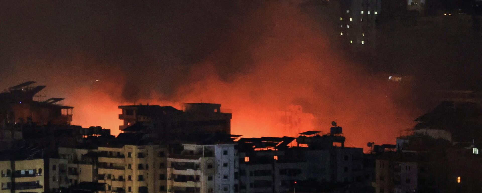 Smoke billows after reported strikes on Beirut's southern suburbs, following an escalation between Hezbollah and Israel amid the U.S.-Israeli conflict with Iran, as seen from Baabda, Lebanon, March 6, 2026.  - Sputnik भारत, 1920, 06.03.2026